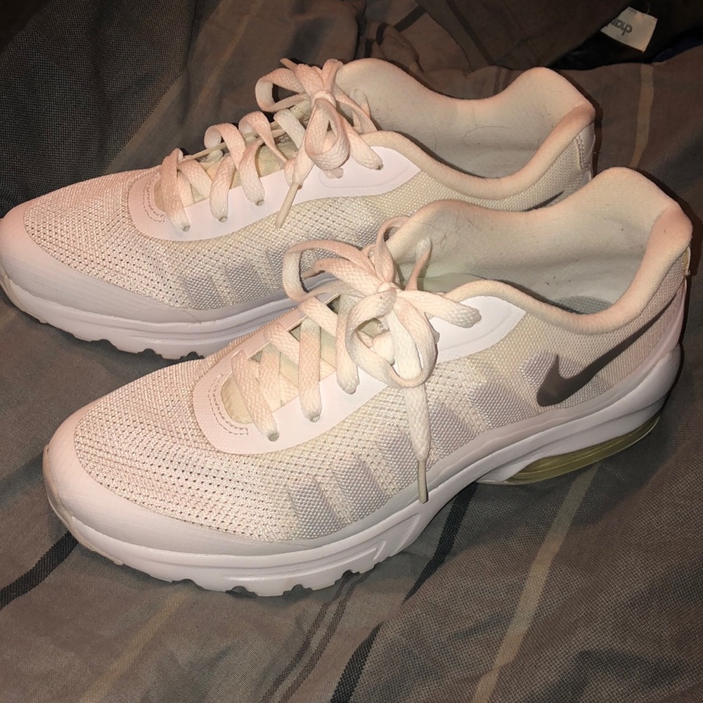 Nike women’s air max invigor